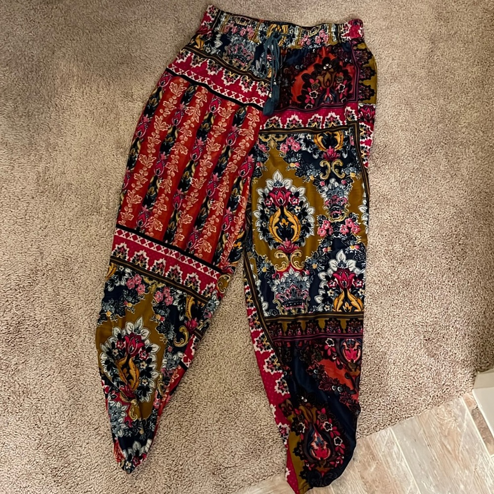 Anthropologie Zadie Velvet Sleep Pants
Colorful Boho Pattern sz S
